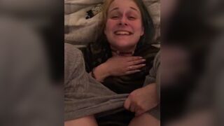 Трахаемся на кровати соседки по комнате, пока она в ванной. От первого лица порно